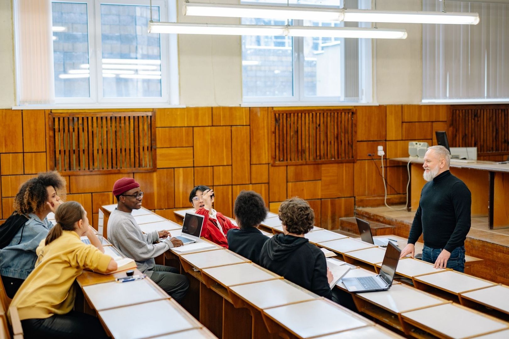 Lärare leder seminarium med studenter i en föreläsningssal